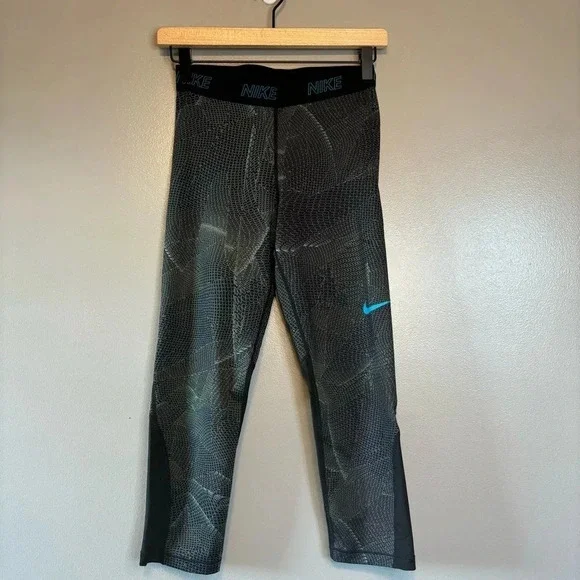 Nike Dri-Fit Medium Victory Base Layer Tight Fit Crop Legging - Picture 2 of 6